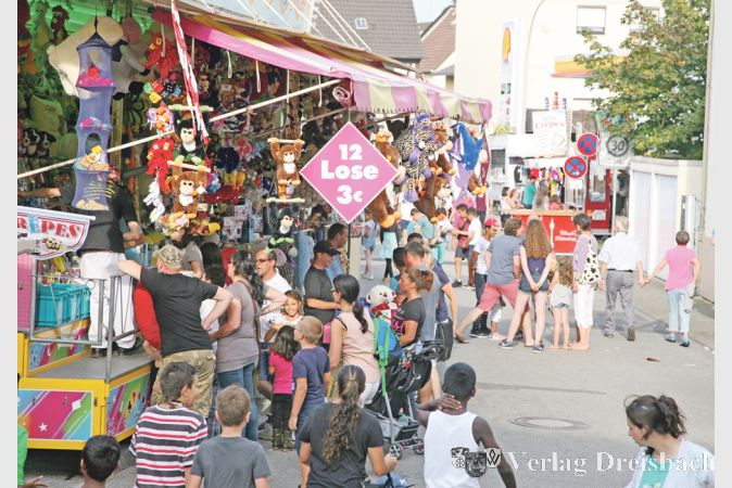 Bischemer Kerb, wie sie schon immer war: Eine Mischung aus Rummel mit klassischen Fahrgesch&auml;ften und St&auml;nden wie der Losbude in der Ginsheimer Stra&szlig;e ...