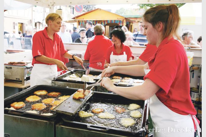 ... und den Vereinsst&auml;nden mit ihren Spezialit&auml;ten wie dem Radfahrerverein, der auch in diesem Jahr die Besucher wieder bestens u.a. mit seinen beliebten Reibekuchen versorgte.
(gus/Fotos: Steinacker)