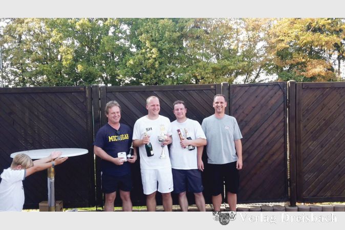 Vereinsmeisterschaft zum Saisonabschluss (v.l.): Volker Schneider, Sieger Stefan Hoitz, Finalist Michael Fotivec und Oliver Westius (Sportwart Tennisabteilung Germania Weilbach).
(Foto: privat)