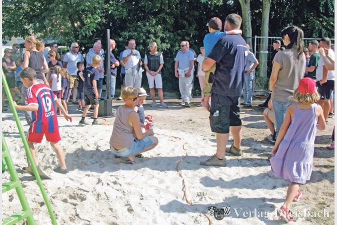 Die ehemalige Welttorh&uuml;terin Silke Rottenberg (Mitte) ist Projektpatin f&uuml;r den Spielplatz in der Wiesbadener Stra&szlig;e und will ihm daher immer wieder einmal einen Besuch abstatten.
(Foto: Engert)
