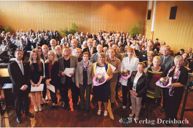 Zahlreiche B&uuml;rgerinnen und B&uuml;rger wurden im Rahmen des B&uuml;rgerempfanges ausgezeichnet. Auch die Schulbesten waren geladen.
(Fotos: R. D&ouml;rh&ouml;fer)