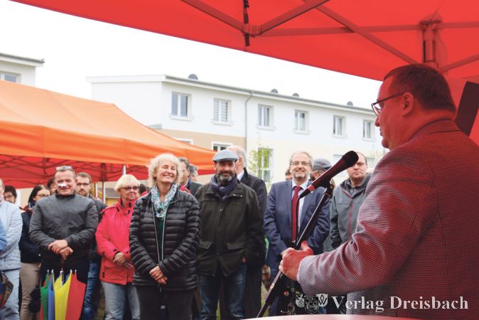 B&uuml;rgermeister Klaus Schindling (rechts) begr&uuml;&szlig;te am Tag der Deutschen Einheit viele Anwohner und G&auml;ste zur offiziellen &Uuml;bergabe der einzelnen Projekte rund um den Platz der Deutschen Einheit.
(Fotos: A. Kreusch)