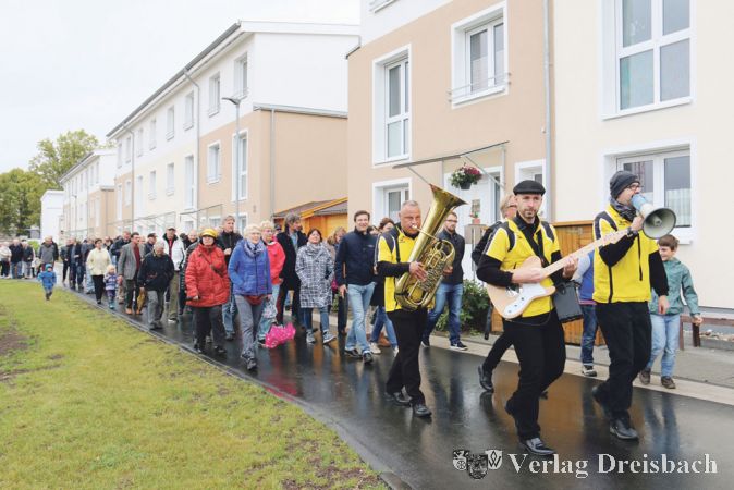 Ein langer Zug von Interessierten folgte den &bdquo;Big Feet Boys&ldquo; durch das Schokoladenviertel, um sich die Besonderheiten anzuschauen.