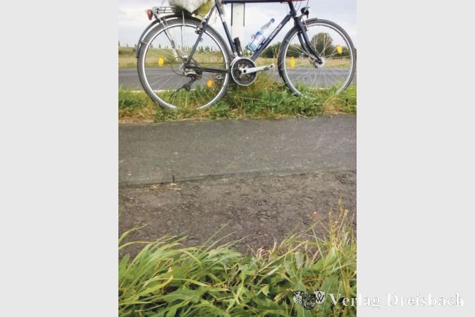 Leser Bernd Z&uuml;rn warnt vor dem Absatz zwischen alter und provisorischer Asphaltdecke in der Raunheimer Stra&szlig;e.
(Foto:&nbsp;B. Z&uuml;rn)