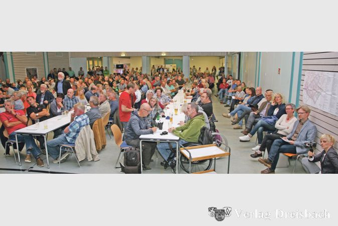 So voll war das Ginsheimer B&uuml;rgerhaus schon lange nicht mehr: Bei der B&uuml;rgerversammlung zur Altrheinufer-Umgestaltung war der Saal bis in den Gang hinein bestuhlt.
(gus/Fotos: Steinacker)