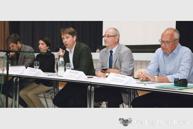Am Tisch erkl&auml;rten (v.l.) Gregor Steiger und Faiza Azarzar (beide NH ProjektStadt), B&uuml;rgermeister Thies Puttnins-von Trotha, Stadtverordnetenvorsteher Mario Bach und Umweltamtsleiter Otmar Weiler &uuml;ber den Sachstand der Planungen.