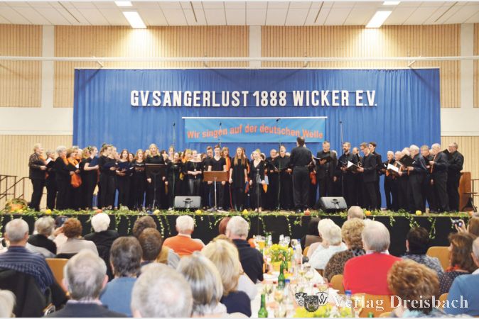 Mit 130 S&auml;ngerinnen und S&auml;ngern war die gro&szlig;e B&uuml;hne beim Konzert der S&auml;ngerlust mehr als gut gef&uuml;llt. Die S&auml;ngerlust sang auf der Deutschen Welle.
(Foto: R. D&ouml;rh&ouml;fer)