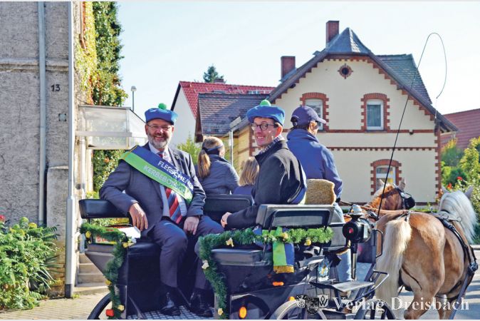 Die Ehrenkerbeborsch B&uuml;rgermeister Michael Antenbrink und Pfarrer Sascha Jung im &bdquo;neuen Ornat&ldquo;.