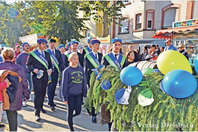 &bdquo;Die Flerschemer Kerb is doo!&ldquo; &ndash; Beim traditionellen Kerbeeumzug wurde nat&uuml;rlich auch dem Kerbeplatz ein Besuch abgestattet.
(Fotos: R. D&ouml;rh&ouml;fer)