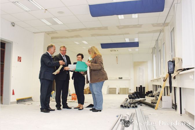 Der Erste Beigeordnete Wolfgang Kollmeier, der Kreisbeigeordnete Johannes Baron, die VHS-Direktorin Regina Seibel und Petra Hauzel- Litzinger vom Kommunalen Jobcenter (v.l.) verschaffen sich einen &Uuml;berblick &uuml;ber den Baufortschritt in den R&auml;umen im Kastengrund.
(Foto: MTK-Pressestelle)