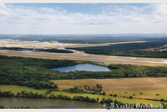 Der M&ouml;nchwaldsee und die Landebahn Nord-West.
(Foto: Fraport AG Fototeam Stefan Rebscher)
