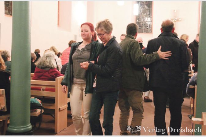 &bdquo;Eine Ahnung von Gottvertrauen&ldquo; bekamen die Besucher des Gottesdienstes am Reformationstag in Okriftel beim Vertrauen auf die f&uuml;rsorgliche Leitung durch ihre Partner im Kirchenraum .

&nbsp;