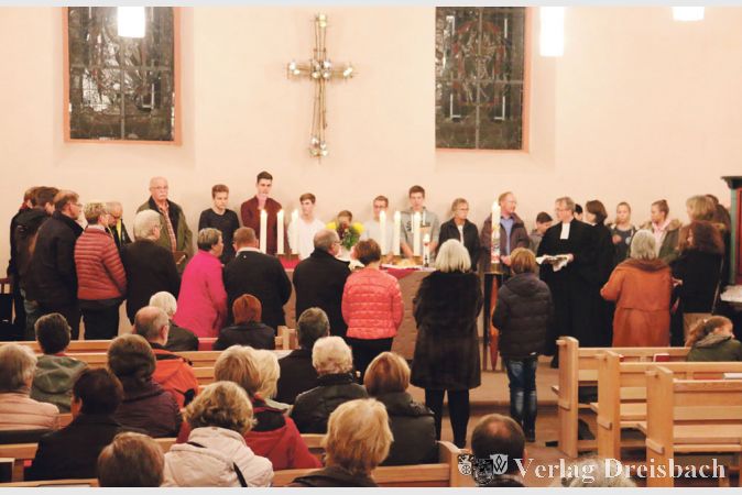 Gro&szlig; waren die Kreise der Kirchenbesucher rund um den Altar beim Abendmahl am Reformationstag.
(Fotos: A. Kreusch)