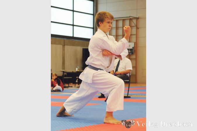 Patrick Koch mit einer ausdrucksstarken Kata auf dem Weg zum Sieg im RheinMain Karate Cup.