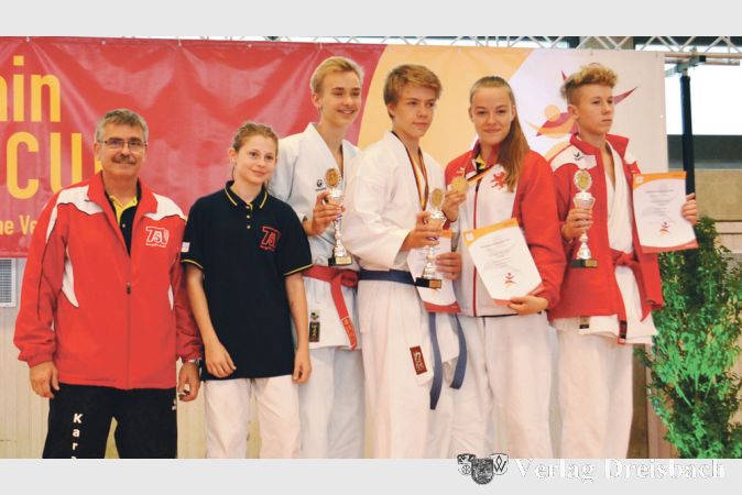 Das erfolgreiche Karateteam der TSV Ginsheim (v.l.): Trainer Michael Moise, Elena Schmitt, Jan Clemens, Patrick Koch, Anna-Katharina Koch und Robin Heinisch
(Fotos: privat)