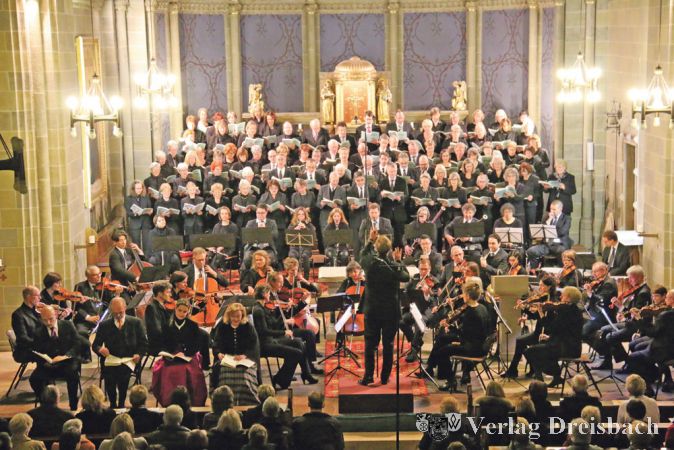 Ein imposantes Bild boten die S&auml;nger und Musiker der drei Gruppen bei der Auff&uuml;hrung am letzten Sonntag in der Kirche St. Martinus.
(Fotos: A. Kreusch)

&nbsp;