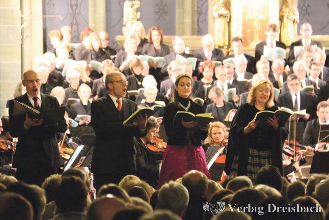 Die vier Solisten (v.l.) Christoph K&ouml;gel (Bass), Ralf Petrausch (Tenor), Inga J&auml;ger (Alt) und Laurie Reviol (Sopran) vervollkommneten die Auff&uuml;hrung des H&auml;ndelschen Oratoriums in der Fassung von Mozart.