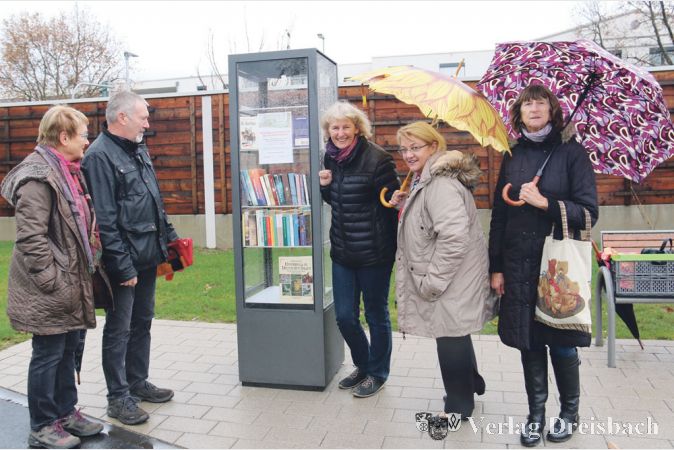 Das Regenwetter hielt B&uuml;cherliebhaber am Freitag, 18. November, nicht davon ab, den ersten gro&szlig;en, &ouml;ffentlich zug&auml;nglichen B&uuml;cherschrank der Stadt Hattersheim mit verschiedenster Literatur zu f&uuml;llen.
(Foto: A. Kreusch)