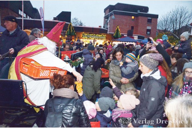 Der Besuch des Nikolaus&lsquo; ist Jahr f&uuml;r Jahr auf dem Weihnachtsmarkt der H&ouml;hepunkt. Rund 300 Weckm&auml;nner wurden in diesem Jahr an die Kinder verteilt.
(Fotos: R. D&ouml;rh&ouml;fer)