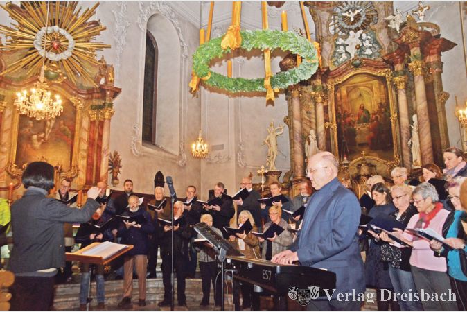 W&auml;hrend drau&szlig;en reges Treiben herrschte, lud die Kantorei zum offenen Singen unterm gro&szlig;en Adventskranz in die Galluskirche ein. Nur die Weihnachtskrippe wurde in diesem Jahr vermisst.
