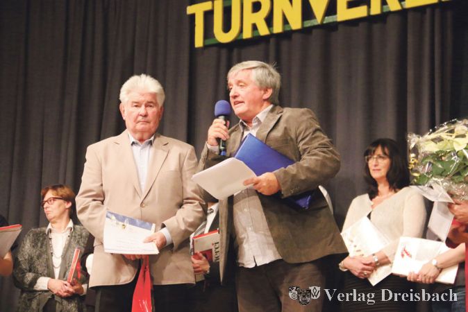 TVO Vorsitzender Reinhard Odey (rechts) freute sich besonders, mit Peter Frunzke einen seiner Vorg&auml;nger f&uuml;r 50-j&auml;hrige Mitgliedschaft im Turnverein ehren zu d&uuml;rfen.