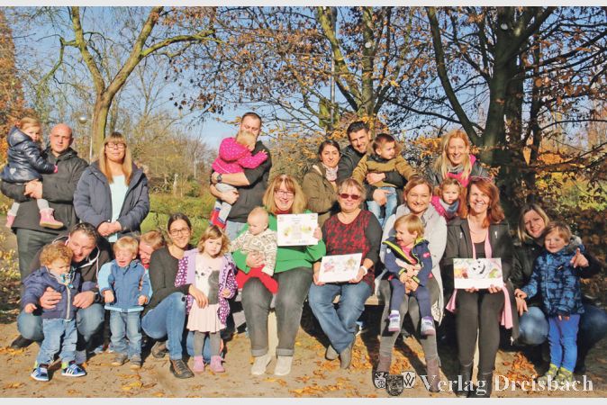 Nicht nur Rita Becker, Kerstin Hebauf und Gerlinde Goldhausen, auch Kinder und Eltern sind sehr stolz auf den sch&ouml;nen Kalender f&uuml;r das Neue Jahr.
(Foto: A. Kreusch)