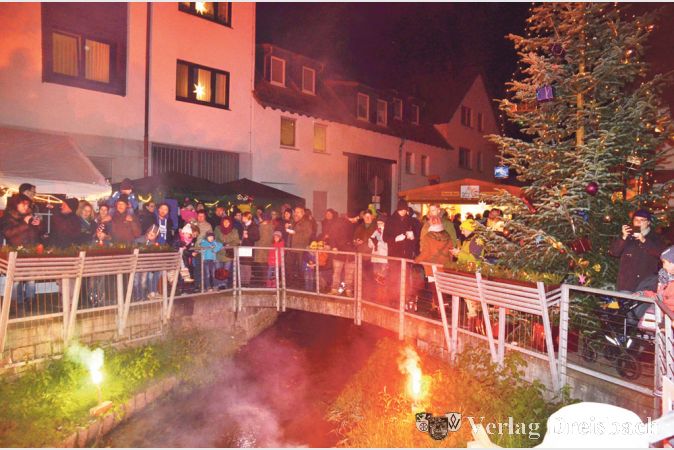 Die Besucher des Weihnachtsmarkts in Weilbach genossen die besondere Atmosph&auml;re rund um &bdquo;die Bach&ldquo;.
(Fotos: R. D&ouml;rh&ouml;fer)