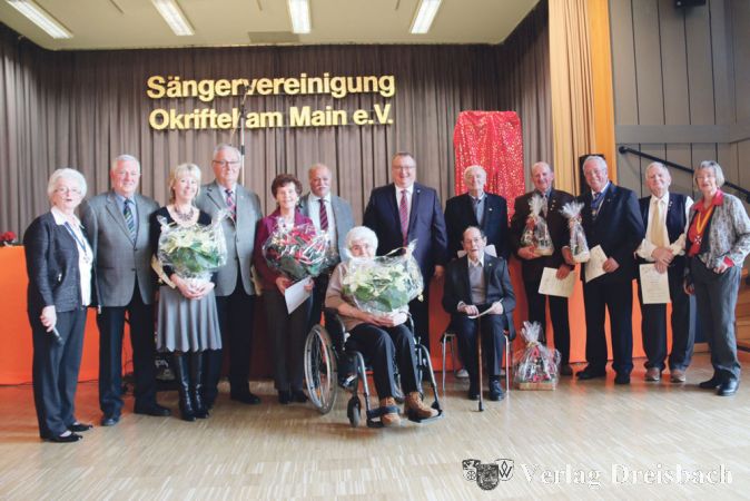 F&uuml;r insgesamt fast 400 Jahre Treue zur S&auml;ngervereinigung Okriftel wurden im Rahmen des Adventskaffees im Haus der Vereine viele altbekannte S&auml;ngerinnen und S&auml;nger geehrt.
(Foto: A. Kreusch)