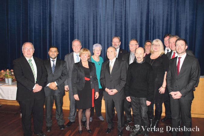 B&uuml;rgermeister Michael Antenbrink und Stadtverordnetenvorsteher Steffen Bonk zeichneten nach der letzten diesj&auml;hrigen Sitzung des Stadtparlamentes aktive und mittlerweile ausgeschiedene Mandatstr&auml;ger aus.
(Foto: A. No&eacute;)