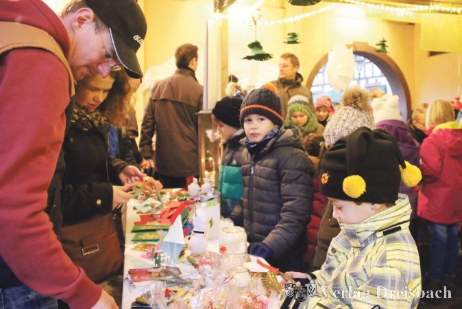Die Kinder der Robinson-Schule hatten wieder viel gebastelt und gebacken, um mit dem Erlös Kindern im „Mother‘s Mercy Home“ in Nigeria zu helfen.