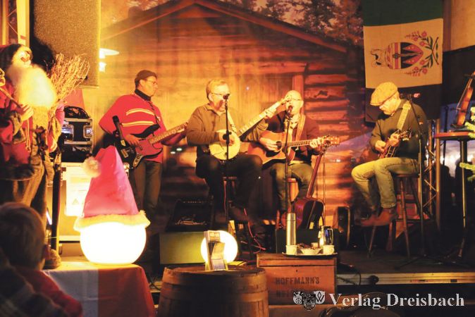 „No 16“ hieß die Band, die im Innenhof des Nassauer Hofes vor einer Blockhüttenkulisse und unter der kanadischen Flagge die Weihnachtsmarktbesucher musikalisch unterhielt.
