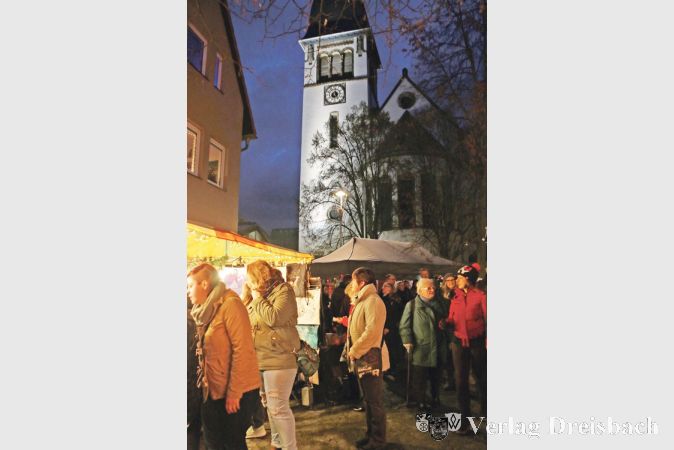 Dichtes Gedränge bestimmte am Sonntag, 11. Dezember, wieder das Bild in der Hattersheimer Altstadt. Der 35. Weihnachtsmarkt lockte wieder zahlreiche Besucher aus nah und fern in und um den Alten Posthof, wo Vereine und Institutionen, aber auch gewerbliche Anbieter ihre Stände aufgebaut hatten.