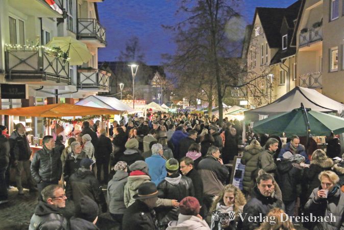 Schon mit Beginn zog es viele Besucher auf dem Hattersheimer Weihnachtsmarkt. So richtig weihnachtliche Stimmung kam allerdings erst mit Einbruch der Dunkelheit auf, als die vielen Lichter an den Ständen für ein schönes Ambiente sorgten.
(Fotos: A. Kreusch)