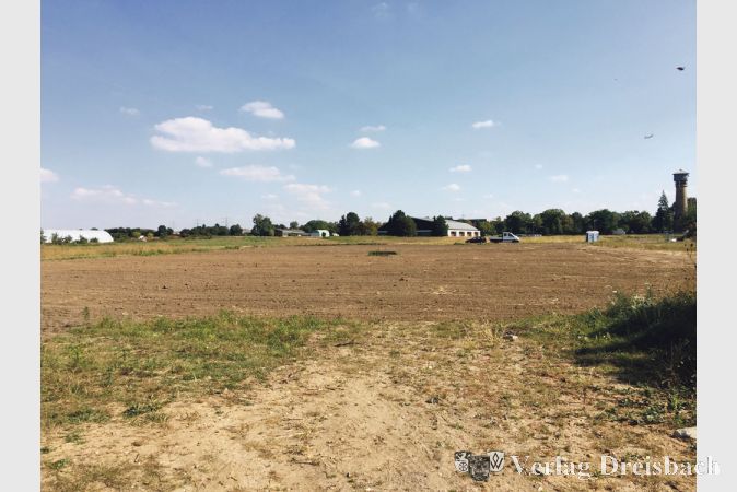 Die umfangreichen Vorarbeiten sind abgeschlossen, die einstigen landwirtschaftlichen Flächen werden zum Baugebiet Am Schänzchen III“. Mit rund 100 Grundstückseigentümer mussten Stadt und Bauherr HLG Verhandlungen führen, um die Fläche entwickle zu können.
(Foto: hb)