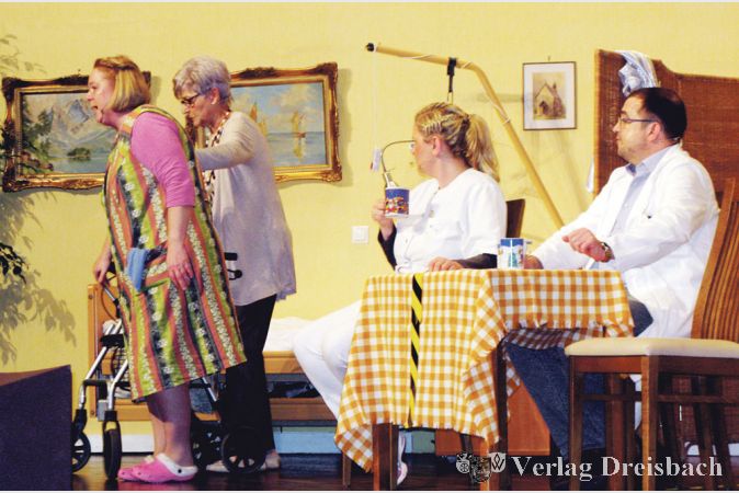 Ein verlorenes „e“ im Vornamen der Auguste Engert sorgt dafür, dass die neue Bewohnerin im Bischofsheimer Senioren-Park im Zimmer des Philipp Wolf landet. Irrungen und Wirrungen sind in dem Stück der „Babbel-Bühne“ unvermeidlich und gewollt
(Fotos: Engert)
