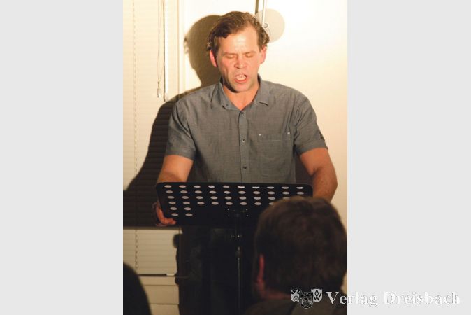 Mit voller Leidenschaft trug Bringmann sein Solowerk vor, das ihn an den Rand der psychischen Ersch&ouml;pfung bringt.