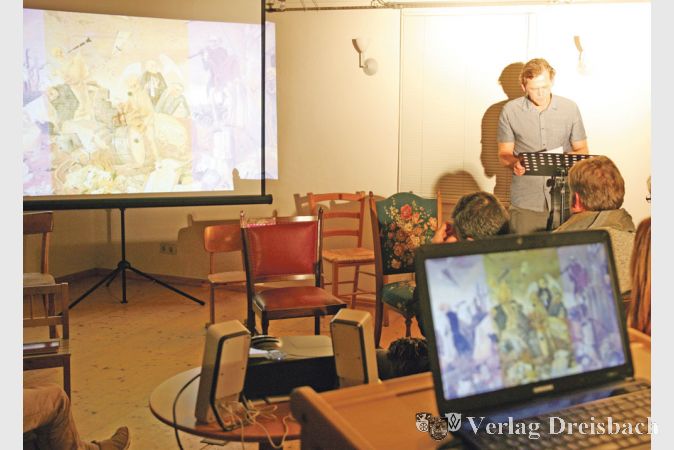 Ein Video sowie begleitendes Bildmaterial zur vorgetragenen Literatur unterst&uuml;tzten auf einer Leinwand die Rezitationen.