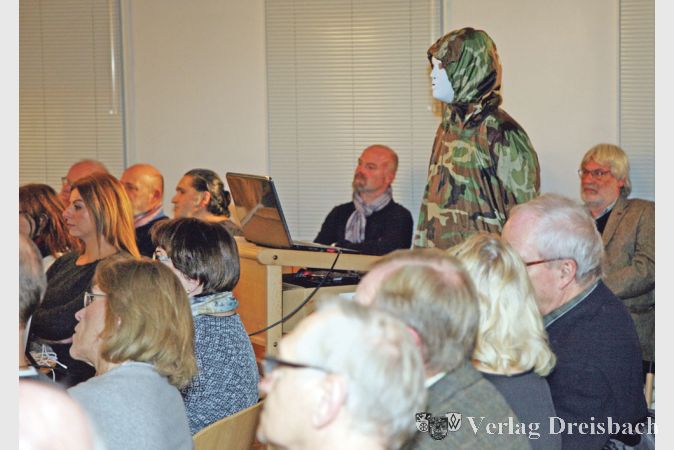 Der T&auml;ter tr&auml;gt Maske: Martin Bringmann personifizierte mit wei&szlig;er Maske das T&auml;tergesicht, das sich vielf&auml;ltig anmalen und formen lie&szlig;e.
(gus/Foto: Steinacker)

&nbsp;