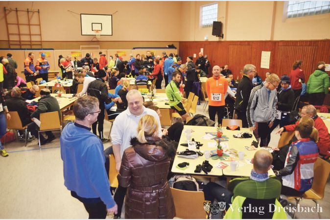 Reger Trubel am Silvestermorgen in der Weilbachhalle. 235 Sportler r&uuml;steten sich zum sportlichen Abschluss des alten Jahres.