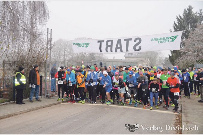 Sportlich ambitioniert beendeten viele L&auml;ufer das Jahr 2016 mit der Teilnahme am Silvesterlauf der TG Weilbach. Die 12,5 Kilometer lange Route f&uuml;hrte durch den Regionalpark zwischen Weilbach und Hattersheim.
(Fotos: R. D&ouml;rh&ouml;fer)