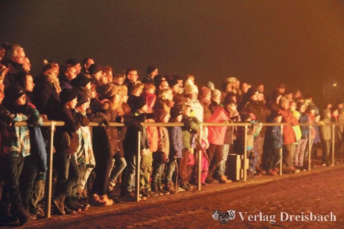 Trotz der nasskalten Winterwitterung war das Publikum zahlreich auf dem Sportplatz am Karl-Eckel-Weg erschienen, wo die SG DJK aus Anlass ihres Jubil&auml;umsjahres eine tolle Abschlusshow bot.