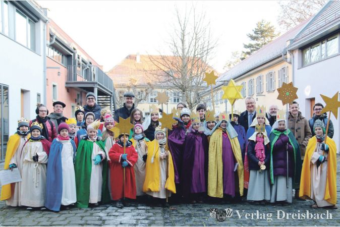 &bdquo;Gruppenbild mit B&uuml;rgermeister&ldquo; der Sternsinger aus allen drei Hattersheimer Stadtteilen im Innenhof des Nassauer Hofes.
(Fotos: A. Kreusch)