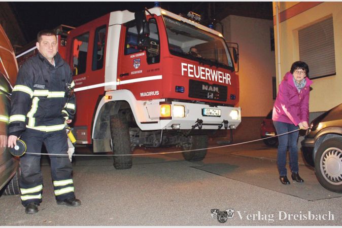Kein Durchkommen f&uuml;r das Einsatzfahrzeug: Hier wurde die Mindestfahrbahnbreite von drei Metern nicht eingehalten und direkt an der Kreuzung geparkt. B&uuml;rgermeisterin Ulrike Steinbach und Gemeindebrandinspektor Peter Eckert messen nach.
(Foto: Gemeinde Bischofsheim)