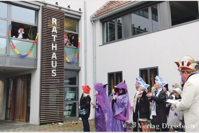 Aus dem Rathausfenster entgegnete B&uuml;rgermeister Schindling gut gelaunt den &bdquo;Vorw&uuml;rfen&ldquo; der Narren.

&nbsp;