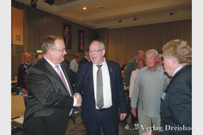 Der neue Erste Stadtrat Karl Heinz Spengler (2.v.r.) nimmt die Gl&uuml;ckw&uuml;nsche von B&uuml;rgermeister Klaus Schindling entgegen.
(Fotos: M. Krause)