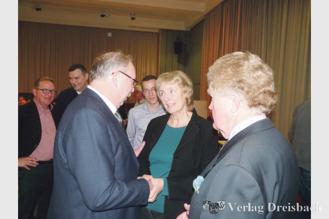 Die scheidende Erste Stadtr&auml;tin Karin Schnick (Mitte) und Stadtverordnetenvorsteher G&uuml;nter Tannenberger (rechts) gratulieren Karl Heinz Spengler zum Wahlsieg.