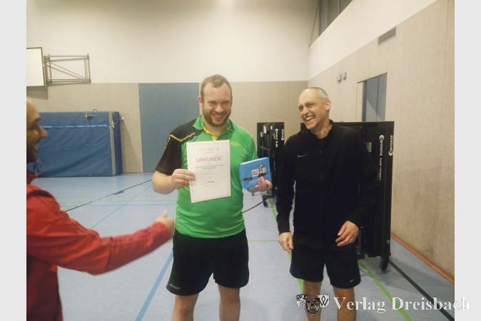 Einzel-Vereinsmeister Tobias Laible und Abteilungsleiter Bernd Beck bei der Siegerehrung der TSG-Vereinsmeisterschaften im Tischtennis.
(Foto: privat)