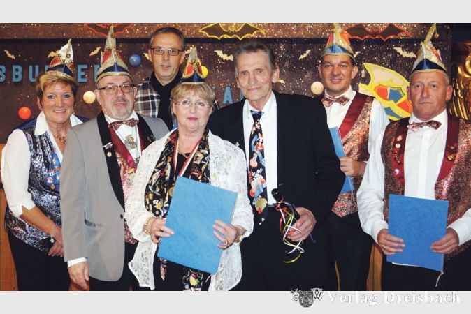Bei der Jubilarenehrung durften (v.l.) Andrea Fork, Klaus Schniering, Richard Kneis, Doris und Hans Haas die Gl&uuml;ckw&uuml;nsche entgegennehmen.