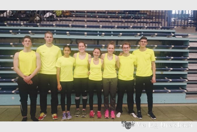 Stolz pr&auml;sentiert sich die erfolgreiche Leichtathletikabteilung des TV Okriftel.
(Foto: privat)