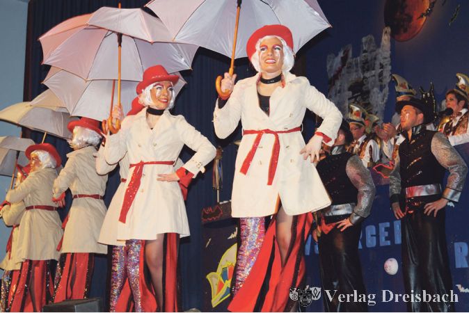 Es regnete kr&auml;ftig, als die Showtanztruppe &bdquo;Strinz-Margareth&auml;&ldquo; auf der GCC-B&uuml;hne die Beine schwang.
(Fotos: G&ouml;ssl)

&nbsp;
